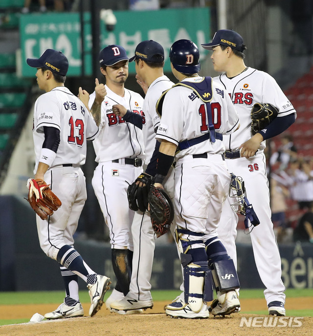 【서울=뉴시스】박주성 기자 = 28일 오후 서울 잠실야구장에서 열린 ‘2019 신한은행 MY CAR KBO리그’ SK 와이번스 대 두산 베어스의 경기, 두산이 SK에게 4대 2로 승리 후 선수들이 기쁨을 나누고 있다. 2019.08.28. park7691@newsis.com