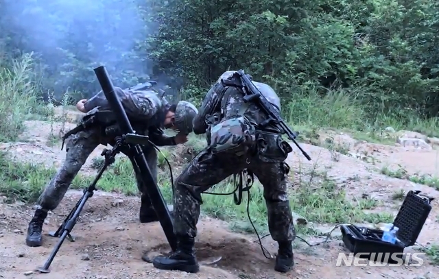 【서울=뉴시스】 신형 81㎜ 박격포 사격 장면. (방사청 제공)