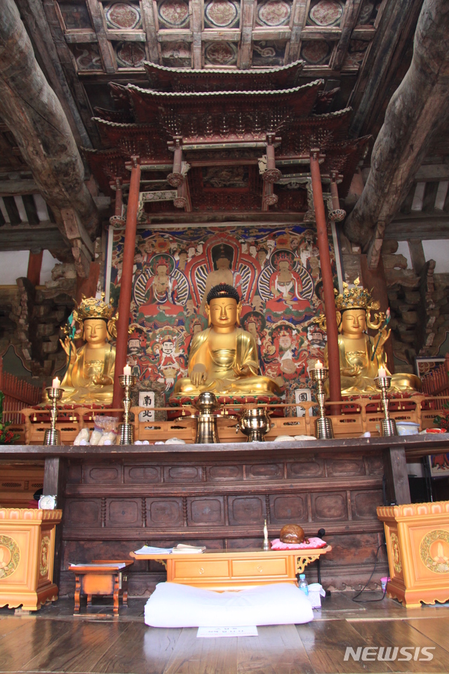 보물 제2036호 안성 칠장사 대웅전 목조석가삼존불좌상(경기도 유형문화재 제213호)과 닷집