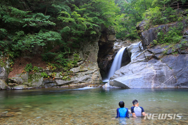  [인제=뉴시스] 한윤식 기자 = 2019년 8월 29일 강원 인제군 상남면에 위치한 용소폭포에서 막바지 여름을 아쉬워하며 아이들이 물놀이를 즐기고 있다. 2019.08. 29. (사진=인제군청 제공)nssysh@newsis.com 