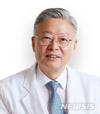 【세종=뉴시스】문재인 대통령이 지난 5월 김연수 신임 서울대병원장을 임명했다. 2019.08.30. (사진=서울대병원 홈페이지 캡쳐)