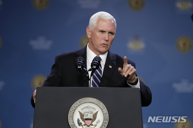 【인디애나폴리스=AP/뉴시스】마이크 펜스 미국 부통령이 28일(현지시간) 인디애나폴리스에서 미국재향군인회 주최로 열린 '제101회 아메리칸 리전 전국대회'에서 연설하고 있다. 2019.08.29