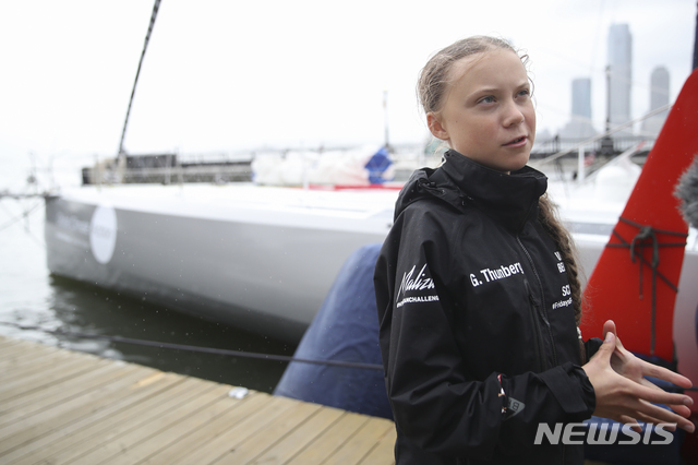 【뉴욕=AP/뉴시스】 노르웨이의 16세 환경운동가 그레타 툰베리가 28일(현지시간) 태양광 동력의 탄소배출제로 배 '말리지아2'로 대서양을 횡단해 미 뉴욕에 도착한 후 취재진의 질문에 답하고 있다. 툰베리는 지난 14일 영국 플리머스에서 항행을 시작했다. 2019.08.29 
