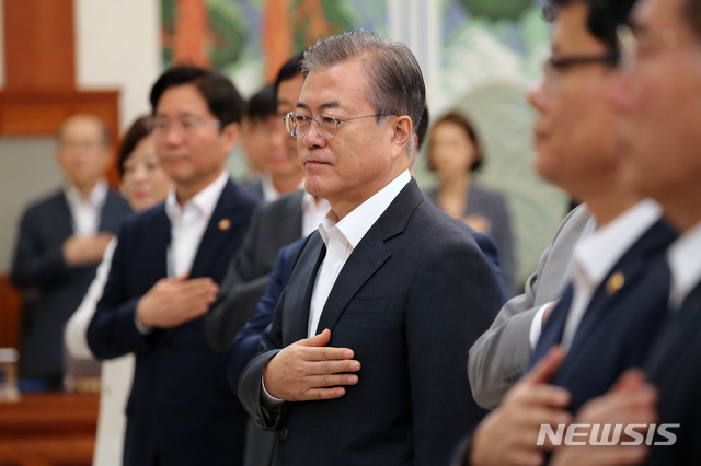 【서울=뉴시스】박진희 기자 = 문재인 대통령이 29일 청와대 본관에서 열린 국무회의에서 국기에 경례하고 있다.&nbsp; 국무회의는 매주 화요일마다 문 대통령과 이낙연 국무총리가 격주로 주재한다. 이번 국무회의는 '임시 국무회의' 형태로 이례적으로 목요일에 열리게 됐다. 2019.08.29.&nbsp; pak7130@newsis.com