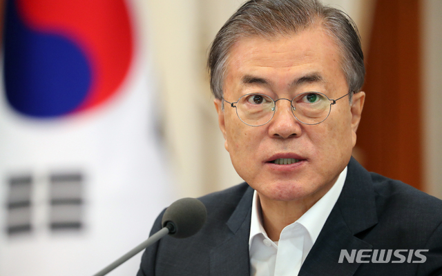 【서울=뉴시스】박진희 기자 = 문재인 대통령이 29일 청와대 본관에서 열린 국무회의를 주재하고 있다.&nbsp; 국무회의는 매주 화요일마다 문 대통령과 이낙연 국무총리가 격주로 주재한다. 이번 국무회의는 '임시 국무회의' 형태로 이례적으로 목요일에 열리게 됐다. 2019.08.29.&nbsp; pak7130@newsis.com