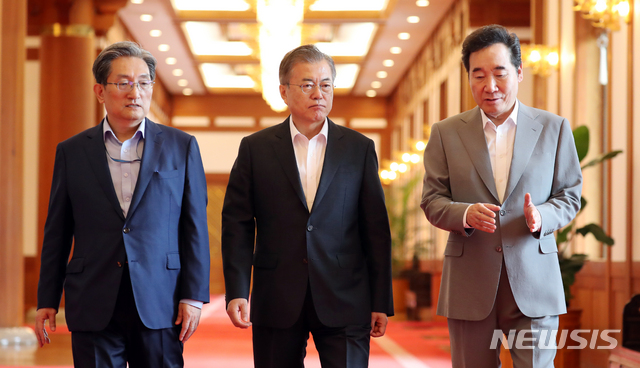 【서울=뉴시스】박진희 기자 = 문재인 대통령이 지난 8월29일 청와대 본관에서 열린 국무회의에 입장하고 있다. 2019.08.29.&nbsp; pak7130@newsis.com