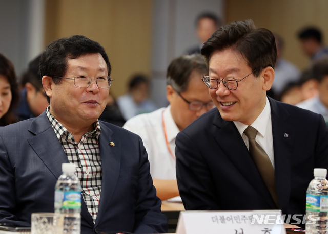 【서울=뉴시스】고승민 기자 = 29일 서울 여의도 국회 의원회관에서 더불어민주당 설훈 의원실, 경기도, 환경재단 미세먼지센터 주최로 열린 '일본 석탄재 수입 어떻게 해결해야 하는가?' 토론회에서 설훈 의원, 이재명 경기도지사가 대화를 하고 있다. 2019.08.29.kkssmm99@newsis.com