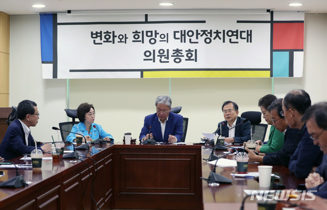 【서울=뉴시스】고승민 기자 = 29일 서울 여의도 국회 의원회관에서 열린 대안정치연대 의원총회에서 유성엽 단장이 회의를 주재하는 가운데 윤영일 의원이 발언하고 있다. 2019.08.29.kkssmm99@newsis.com