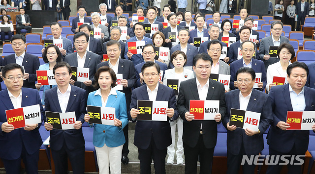 【서울=뉴시스】이종철 기자 = 29일 서울 여의도 국회에서 열린 자유한국당 긴급의원총회에서 황교안 대표와 나경원 원내대표를 비롯한 참석자들이 '선거법 날치기 규탄과 조국 사퇴' 구호를 외치고 있다. 2019.08.29.&nbsp; jc4321@newsis.com