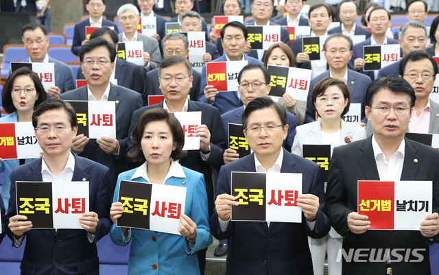 【서울=뉴시스】이종철 기자  = 29일 서울 여의도 국회에서 열린 자유한국당 긴급의원총회에서 황교안 대표와 나경원 원내대표를 비롯한 참석자들이 '선거법 날치기 규탄과 조국 사퇴' 구호를 외치고 있다. 2019.08.29. jc4321@newsis.com