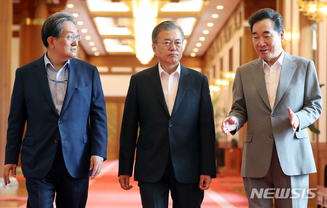 【서울=뉴시스】박진희 기자 = 문재인 대통령이 지난 8월29일 청와대 본관에서 열린 국무회의에 이낙연 국무총리, 노영민 비서실장과 함께 입장하고 있다. 국무회의는 매주 화요일마다 문 대통령과 이낙연 국무총리가 격주로 주재한다. 이번 국무회의는 '임시 국무회의' 형태로 이례적으로 목요일에 열리게 됐다. 2019.08.29. pak7130@newsis.com