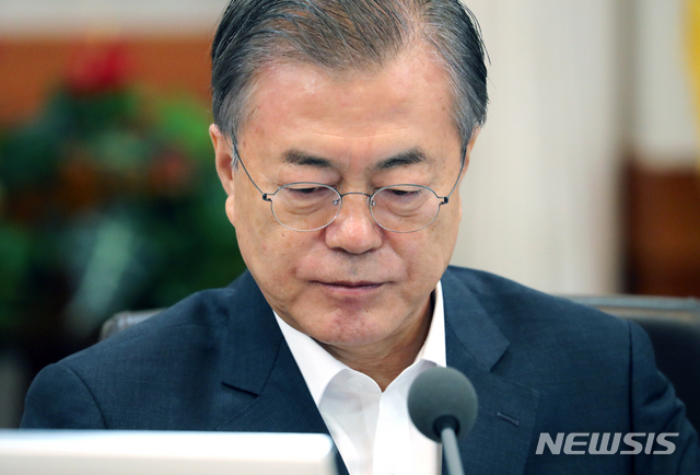 【서울=뉴시스】박진희 기자 = 문재인 대통령이 29일 청와대 본관에서 국무회의를 주재하고 있다. 국무회의는 매주 화요일마다 문 대통령과 이낙연 국무총리가 격주로 주재한다. 이번 국무회의는 '임시 국무회의' 형태로 이례적으로 목요일에 열리게 됐다. 2019.08.29.&nbsp; pak7130@newsis.com