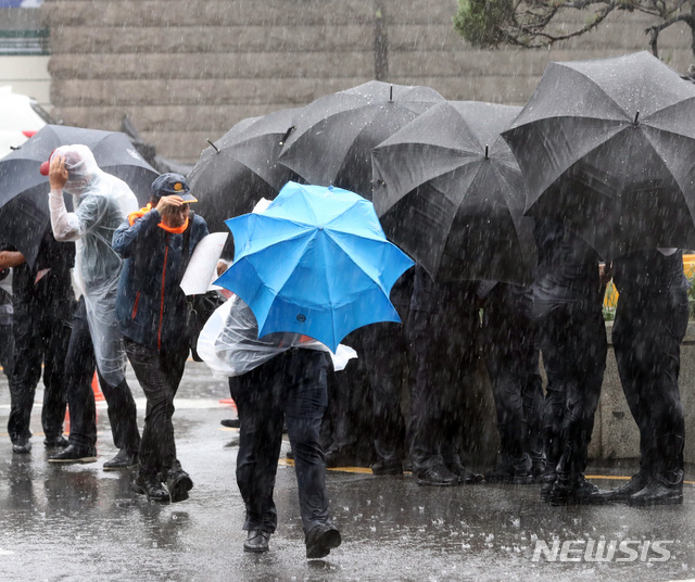 【서울=뉴시스】 전진환 기자 = 지난달 29일 오전 서울 종로구 적선동에서 시민들이 갑작스레 내리는 폭우를 피하기 위해 건물로 향하고 있다. 2019.08.29. amin2@newsis.com