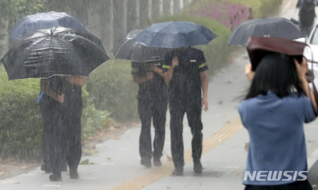 【서울=뉴시스】최진석 기자 = 거센 비바람이 몰아친 지난달 29일 오전 서울 서초구 서초역 인근에서 시민이 가방으로 머리기를 가리며 발걸음을 재촉하고 있다. 2019.08.29.myjs@newsis.com