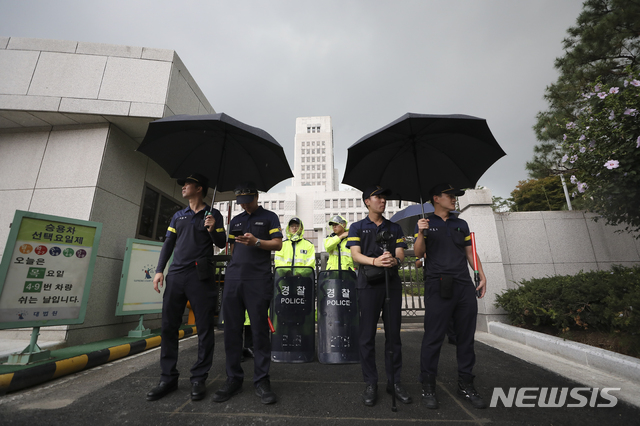 【서울=뉴시스】최진석 기자 = 박근혜 전 대통령과 이재용 삼성전자 부회장, 최순실 씨의 국정농단 사건에 대한 대법원의 상고심일인 29일 서울 서초구 대법원 앞에서 경비를 강화하고 있는 경찰 위로 하늘이 어둡다 있다. 2019.08.29.myjs@newsis.com