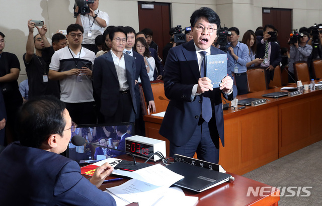 【서울=뉴시스】 박영태 기자 = 29일 오전 서울 여의도 국회에서 열린 정치개혁특별위원회 전체회의에서 홍영표 위원장이 공직선거법 일부개정법률안을 가결시키자 자유한국당 장제원 간사가 국회법해설서를 들고 항의하고 있다. 2019.08.29.since1999@newsis.com