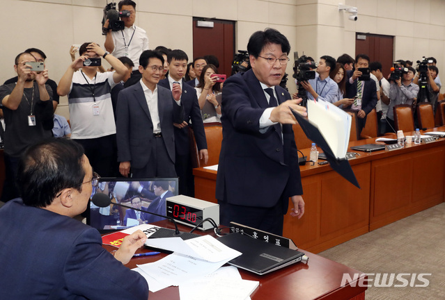 【서울=뉴시스】 박영태 기자 = 29일 오전 서울 여의도 국회에서 열린 정치개혁특별위원회 전체회의에서 홍영표 위원장이 공직선거법 일부개정법률안을 가결시키자 자유한국당 장제원 간사가 국회법해설서를 쓰레기통에 집어 넣어야 한다며 던지고 있다. 2019.08.29.since1999@newsis.com