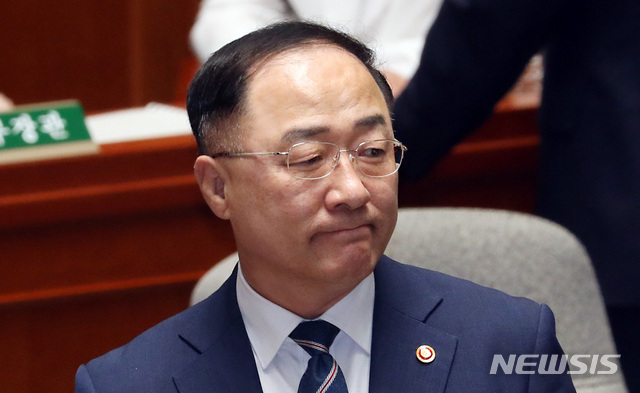 【서울=뉴시스】이종철 기자 = 29일 서울 여의도 국회에서 열린 예산결산특별위원회 제3차 전체회의에서 홍남기 경제부총리 겸 기획재정부 장관이 심각한 표정을 하고 있다. 2019.08.29.jc4321@newsis.com