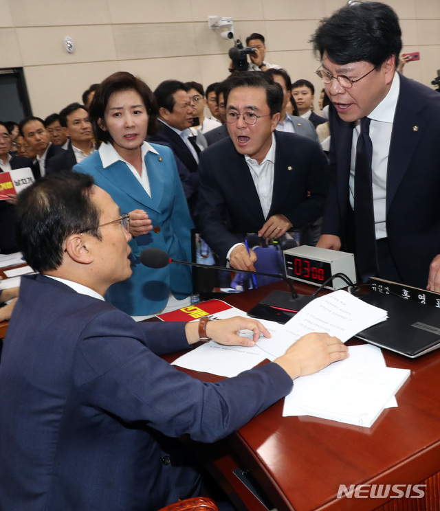 【서울=뉴시스】 박영태 기자 = 29일 오전 서울 여의도 국회에서 열린 정치개혁특별위원회 전체회의에서 홍영표 위원장이 공직선거법 일부개정법률안을 가결시키자 자유한국당 나경원 원내대표, 김태흠, 장제원 의원이 항의하고 있다. 2019.08.29.since1999@newsis.com