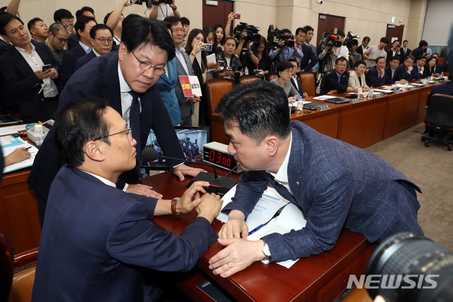 【서울=뉴시스】 박영태 기자 = 29일 오전 서울 여의도 국회에서 열린 정치개혁특별위원회 전체회의에서 홍영표 위원장이 김종민 더불어민주당 간사, 장제원 자유한국당 간사와 이야기를 나누고 있다. 2019.08.29. since1999@newsis.com