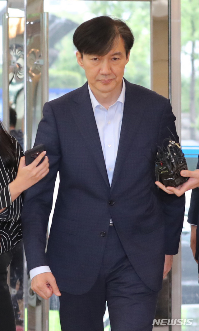 【서울=뉴시스】 전진환 기자 = 조국 법무부 장관 후보자가 29일 오전 서울 종로구 적선동의 한 빌딩에 마련된 인사청문회 준비사무실로 출근해 기자들의 질문에 말 없이 들어가고 있다. 2019.08.29.&nbsp; amin2@newsis.com