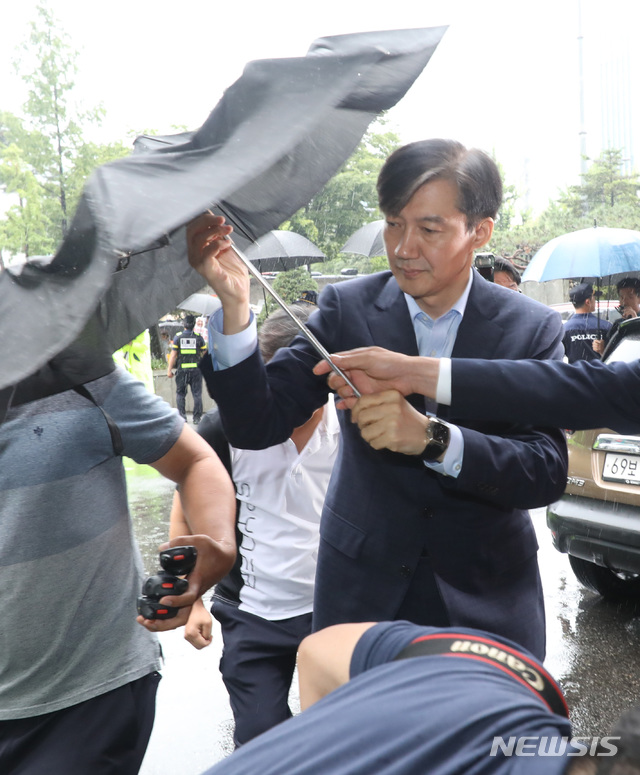 【서울=뉴시스】 전진환 기자 = 조국 법무부 장관 후보자가 29일 오전 서울 종로구 적선동의 한 빌딩에 마련된 인사청문회 준비사무실로 출근하고 있다. 2019.08.29.&nbsp; amin2@newsis.com 