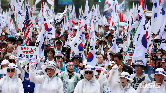 【서울=뉴시스】추상철 기자 ='국정농단 사건'에 대한 대법원의 선고일인 29일 오후 서울 서초구 대법원 앞에서 우리공화당을 비롯한 보수단체 회원들이 박근혜 전 대통령 석방 등을 촉구하는 집회를 하고 있다. 2019.08.29.  scchoo@newsis.com