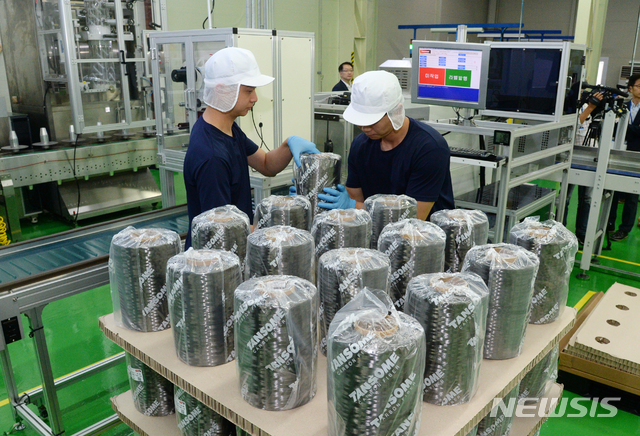 【전주=뉴시스】 김얼 기자= 효성 탄소섬유 투자계획 기자간담회 및 현장 시찰이 29일 전북 전주시 효성첨단소재(주) 전주 탄소섬유공장에서 실시된 가운데 관계자들이 세밀하게 탄소섬유를 살펴보고 있다. 2019.08.29.pmkeul@newsis.com