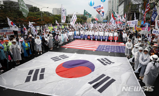 【서울=뉴시스】추상철 기자 ='국정농단 사건'에 대한 대법원의 선고일인 29일 오후 서울 서초구 대법원 앞에서 우리공화당을 비롯한 보수단체 회원들이 박근혜 전 대통령 석방 등을 촉구하는 집회를 하고 있다. 2019.08.29.  scchoo@newsis.com