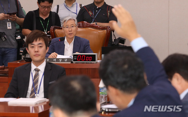 【서울=뉴시스】이종철 기자 = 29일 서울 여의도 국회에서 열린 법제사법위원회 전체회의에서 조국 청문회관련 여,야 의원들이 여상규 위원장에게 의사진행 발언을 요구하고 있다. 2019.08.29.&nbsp; jc4321@newsis.com