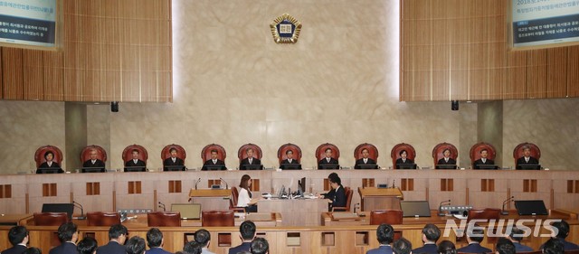 【서울=뉴시스】사진공동취재단 = 29일 오후 서울 서초구 대법원에서 열린 박근혜 전 대통령, '비선 실세' 최순실, 이재용 삼성전자 부회장이 연루된 '국정농단' 사건 상고심에서 김명수 대법원장이 선고를 시작하고 있다. 2019.08.29.&nbsp; photo@newsis.com