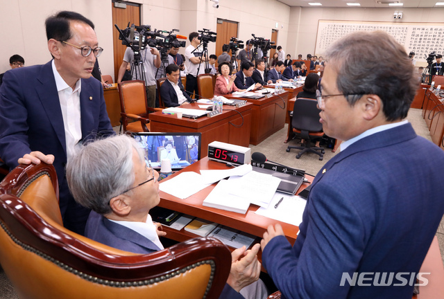【서울=뉴시스】고승민 기자 = 29일 서울 여의도 국회에서 조국 법무부 장관 인사청문회 실시계획서 채택의 건 및 증인, 참고인 채택의 건 등을 안건으로 열린 법제사법위원회에서 여상규 위원장과 민주당 송기헌, 한국당 김도읍 간사가 잠시 대화를 나누고 있다. 2019.08.29. kkssmm99@newsis.com