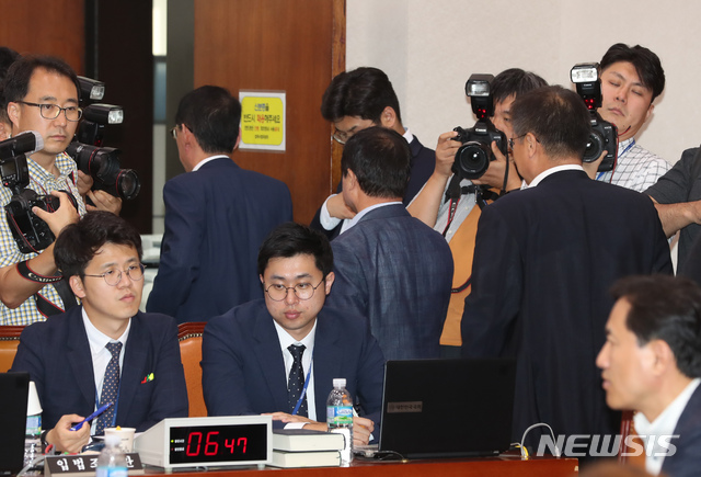 【서울=뉴시스】고승민 기자 = 29일 서울 여의도 국회에서 조국 법무부 장관 인사청문회 실시계획서 채택의 건 및 증인, 참고인 채택의 건 등을 안건으로 열린 법제사법위원회에서 민주당이 안건조정위원회 구성요구서를 제출했다는 소식이 알려지자 김도읍 간사 등 한국당 의원들이 이를 규탄하며 자리를 비우고 있다. 이후 회의는 정회됐다. 2019.08.29.kkssmm99@newsis.com