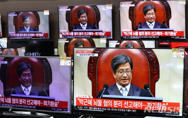 【서울=뉴시스】이영환 기자 = 29일 오후 서울 용산구 전자랜드 용산점의 한 전자제품 판매점에 박근혜 전 대통령과 이재용 삼성전자 부회장, 최순실씨의 국정농단 사건 관련 대법원 전원합의체 선고 공판이 중계되고 있다. 2019.08.29.&nbsp; 20hwan@newsis.com