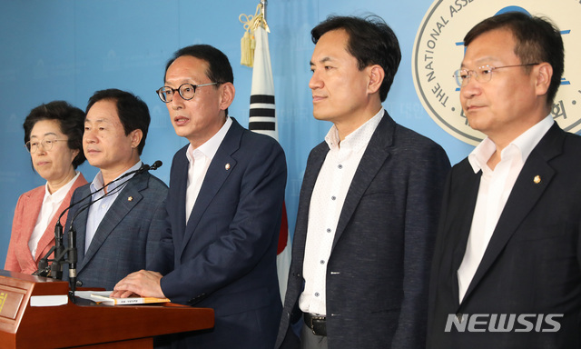 【서울=뉴시스】이종철 기자 = 자유한국당 법사위원들이 29일 서울 여의도 국회 정론관에서 조국 청문회 관련 긴급기자회견을 하고 있다. 왼쪽부터 이은재, 주광덕, 김도읍, 김진태, 정점식 의원. 2019.08.29.&nbsp; jc4321@newsis.com