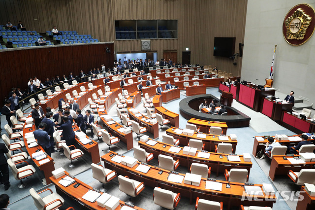 【서울=뉴시스】홍효식 기자 = 29일 오후 서울 여의도 국회 본청 예결위회의장에서 더불어민주당 전해철 간사를 비롯한 의원들이 공직선거법 개정안 의결 여파로 불참한 자유한국당 의원들로 인해 예산결산특별위원회 제3차 전체회의가 열리지 못하자 논의하고 있다. 2019.08.29.&nbsp; yesphoto@newsis.com