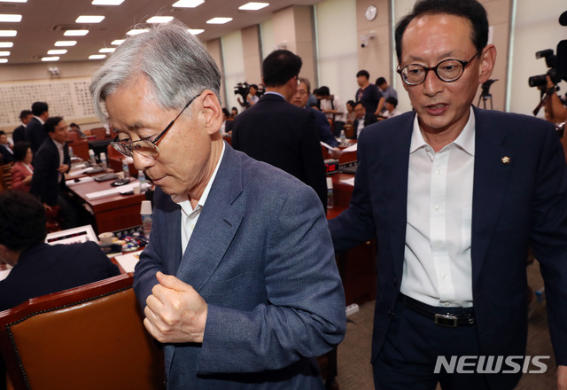 【서울=뉴시스】 박영태 기자 = 29일 서울 여의도 국회에서 조국 법무부 장관 인사청문회 실시계획서 채택의 건 및 증인, 참고인 채택의 건 등을 안건으로 열린 법제사법위원회 전체회의에서 여상규 위원장이 산회를 선포한 후 김도읍 의원과 함께 회의장을 나서고 있다. 2019.08.29. since1999@newsis.com