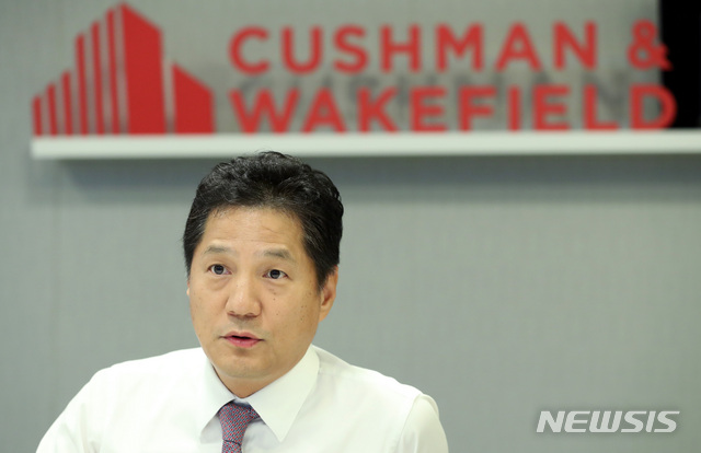 【서울=뉴시스】 전진환 기자 = 글로벌 부동산컨설팅 회사 쿠시먼 앤드 웨이크필드 코리아 황점상 대표가 29일 오후 서울 중구에 위치한 사무실에서 뉴시스와 인터뷰하고 있다. 2019.08.30.&nbsp; amin2@newsis.com