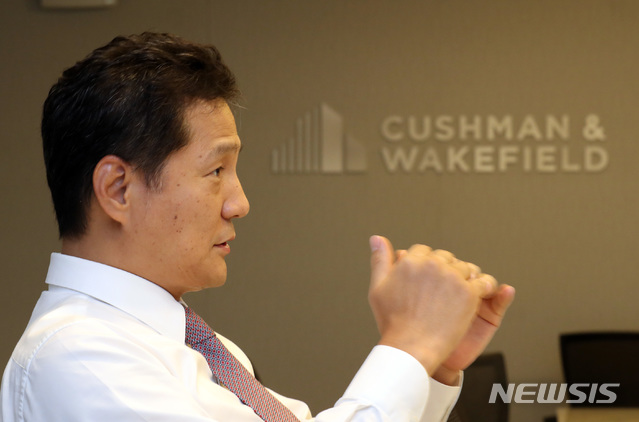 【서울=뉴시스】 전진환 기자 = 글로벌 부동산컨설팅 회사 쿠시먼 앤드 웨이크필드 코리아 황점상 대표가 29일 오후 서울 중구에 위치한 사무실에서 뉴시스와 인터뷰하고 있다. 2019.08.30. amin2@newsis.com