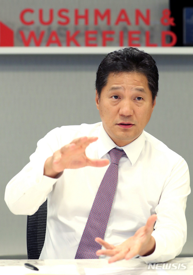 【서울=뉴시스】 전진환 기자 = 글로벌 부동산컨설팅 회사 쿠시먼 앤드 웨이크필드 코리아 황점상 대표가 29일 오후 서울 중구에 위치한 사무실에서 뉴시스와 인터뷰하고 있다. 2019.08.30. amin2@newsis.com
