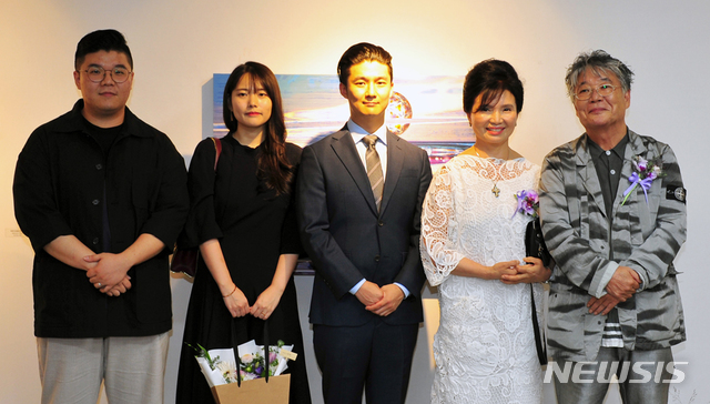 【광주=뉴시스】 송창헌 기자 = '손영환 1987-2019 가족전'이 29일 오후 6시 광주 동구 무등갤러리에서 개막됐다. 맨 오른쪽부터 손영환 교수, 김미라 교수, 장남 손우성, 둘째며느리 김주원, 차남 손건호 씨. 2019.08.30 (사진=호남대 제공)photo@newsis.com