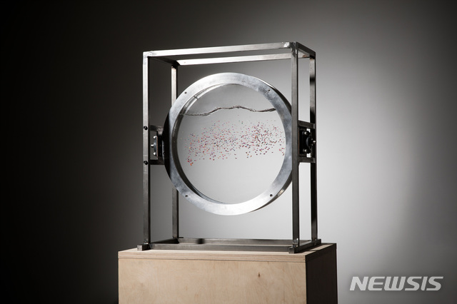 【서울=뉴시스】김기철, 초속 5cm라 들었다, 2018, 혼합매체, 65x75x40cm