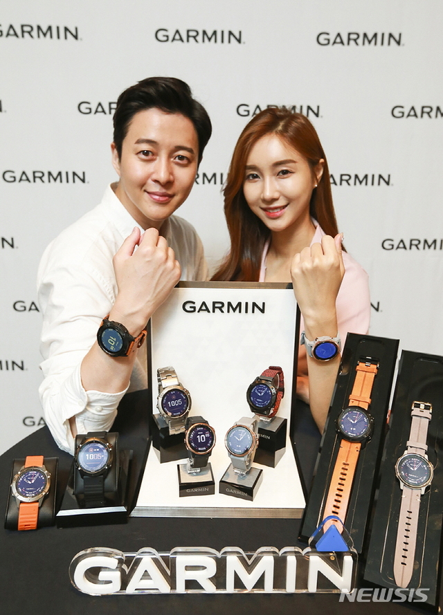 "태양열로 충전"…가민, 프리미엄 스마트워치 '피닉스 6' 출시 