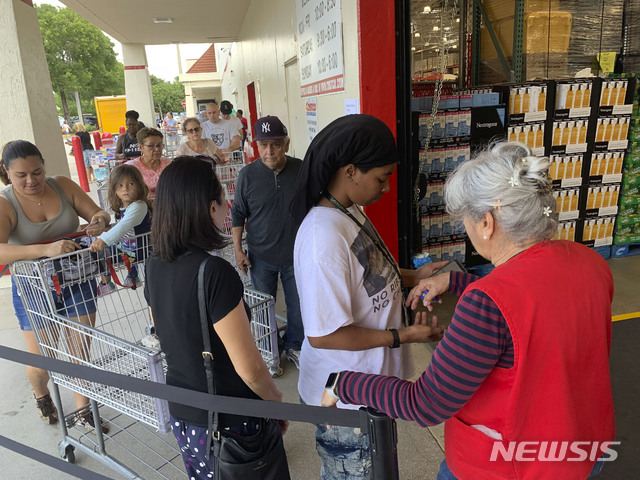 【데이비=AP/뉴시스】29일(현지시간) 미 플로리다주 데이비 시민들이 허리케인 도리안에 대비해 코스트코에서 생필품을 사고 있다. 미 국립허리케인센터는 도리안이 플로리다 주에 도착할 즈음에는 시속 200km의 강풍을 동반한 4등급 허리케인으로 발달할 수 있다고 경고하면서 9월 2일경 플로리다주에 상륙할 것으로 예보했다. 이에 따라 플로리다주 25개 카운티에 비상사태가 선포됐으며 관계 당국은 주민들에게 최소 일주일 치의 물과 식량, 비상약품 등을 준비할 것을 조언했다. 2019.08.30.