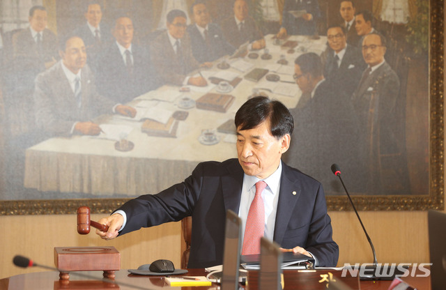 【서울=뉴시스】배훈식 기자 = 이주열 한국은행 총재가 30일 오전 서울 중구 한국은행에서 열린 금융통화위원회 회의에 참석, 의사봉을 두드리고 있다. 2019.08.30.&nbsp; photo@newsis.com