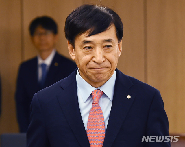【서울=뉴시스】배훈식 기자 = 이주열 한국은행 총재가 30일 오전 서울 중구 한국은행에서 열린 금융통화위원회 회의에 참석하고 있다. 2019.08.30.&nbsp; photo@newsis.com