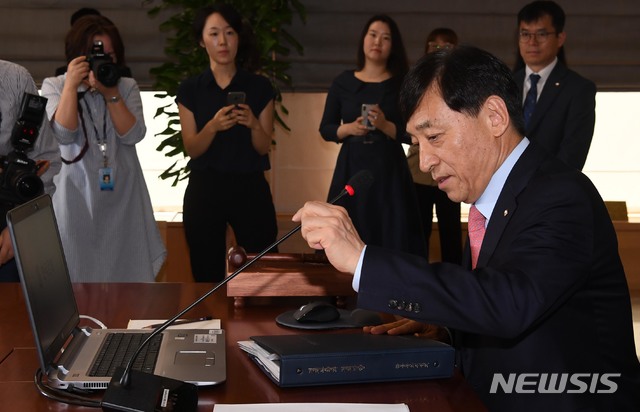 【서울=뉴시스】배훈식 기자 = 이주열 한국은행 총재가 30일 오전 서울 중구 한국은행에서 열린 금융통화위원회 회의를 주재하고 있다. 2019.08.30. photo@newsis.com