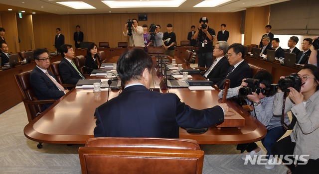 【서울=뉴시스】배훈식 기자 = 이주열 한국은행 총재가 30일 오전 서울 중구 한국은행에서 열린 금융통화위원회 회의에 참석, 의사봉을 두드리고 있다. 2019.08.30.&nbsp; photo@newsis.com