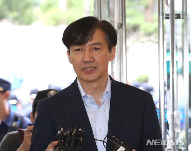 【서울=뉴시스】 전진환 기자 = 조국 법무부 장관 후보자가 30일 오전 서울 종로구 적선동의 한 건물에 마련된 인사청문회 준비사무실로 출근해 기자들의 질문에 답하고 있다. 2019.08.30.&nbsp; amin2@newsis.com