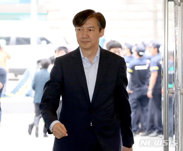 【서울=뉴시스】 전진환 기자 = 조국 법무부 장관 후보자가 지난 30일 오전 서울 종로구 적선동의 한 건물에 마련된 인사청문회 준비사무실로 출근하고 있다. 2019.08.30. amin2@newsis.com